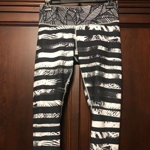Lululemon Capri Black White legging 6 Winder Under